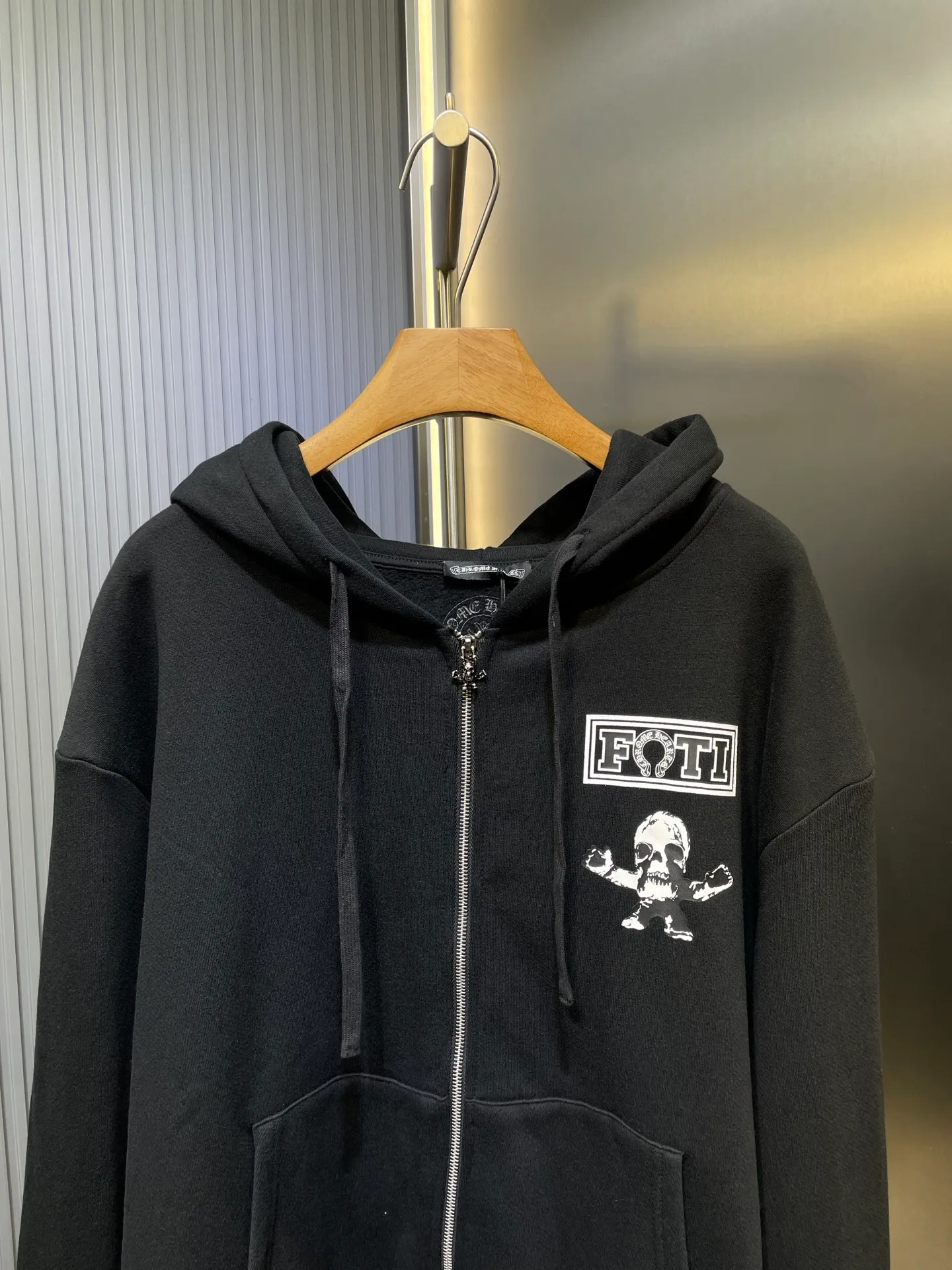 P430 Chrome hear*🌟New arrival in 2025 Colorful printed hooded jacket Customized YB twill cotton material Comfortable and breathable Stiff and stylish Hooded zipper jacket cut Loose Oversized silhouette Fashionable and casual Decorated with the iconic letter logo on the chest Echoing the large colorful nine-square grid pattern on the back The brand style instantly improves The rich visual effect makes it more fashionable The slim version adds vitality Daily casual wear guide Relaxed and fashionable Customized surface accessories, please check the version size: s-xl